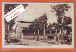 Carte Postale 32. Vic-Fezensac  Place Des Volailles Trés Beau Plan - Vic-Fezensac