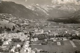 Delcampe - CPSM -TANINGES (74)  - Le Village Et L´Eglise En Vue Aérienne - Taninges