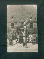 Carte Photo - Neuf Brisach (68) - On Plante L' Arbre De La Liberté 4 Mai 1919 ( Belle Animation Devant La Mairie ) - Neuf Brisach