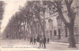 MARIGNANE - Boulevard Mirabeau Et Hôtel De Ville - Marignane