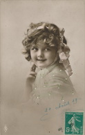 ENFANTS - LITTLE GIRL - MAEDCHEN - Jolie Carte Fantaisie Portrait Fillette Avec Ruban Dans Les Cheveux - Portraits