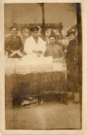 CARTE PHOTO -MARCHANDS DE CHAUSSURES-SOUVENIR DE L'EXPOSITION DE PARIS 1937 - Händler