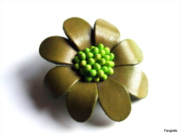 Broche Fleur Vert Kaki En Cuir Véritable  Une Jolie Broche Réalisée Artisanalement.  Diamètre: Environ 45mm - Brooches