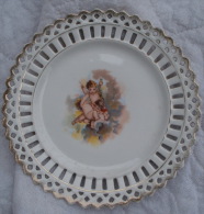 ASSIETTE En Porcelaine Aux Rebords Ajourés Et  Décor D'angelots - Autres & Non Classés