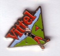 C112 Pin's VITTEL VOSGES GOLF Achat Immédiat Immédiat - Golf