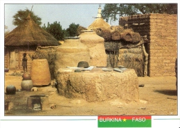 BURKINA FASO - PROVINCE DE SANIMATENGA - Ce Que L'on Peut Voir à L'intérieur D'une Concession Mossi - C-3 - Burkina Faso