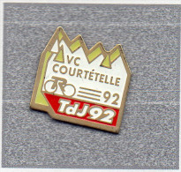 Pin´s  Sport  Cyclisme, Le  Tour  Du  JURA  ( 39 )  1992  Avec  Le  V.C  COURTETELLE - Radsport