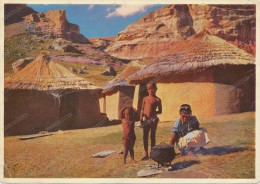 STOKING IN A BASUTO KRAAL,2 Boys  With Mothers, 2 Garçons Nus, Avec Des Mères, Zambia Stamp, Vintage Old Postcard - Unclassified