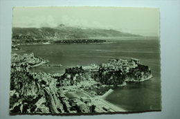 Principauté De Monaco - Le Rocher, Le Port. Au Fond: Le Cap Martin Et La Côte Italienne - Tarjetas Panorámicas