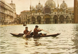 CPM 10X15 . ITALIE . VENEZIA . PIAZZA SAN MARCO Con Alta Acqua . Barque Sur La Place St Marc à Marée Haute - Venezia (Venedig)