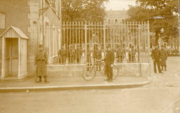 CHATELLERAULT (86) Carte Photo Entrée De La Caserne Militaires Animation - Chatellerault