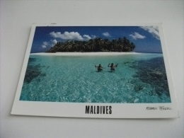 STORIA POSTALE Francobollo Con Fiori Maldives Atoll Bagnanti - Maldivas