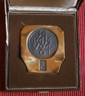 OLYMPIC GAMES - SARAJEVO `84 -  Participate Medal / Plague For Competitor And Referee  In Case With Original Wrapper - Autres & Non Classés