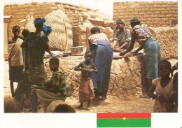 BURKINA FASO - Province De SANIMATENGA - Les Ménages Autour D´un Moulin à Grains - C-3 - Burkina Faso