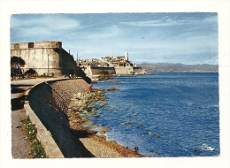 Cp, 06, Antibes, La Citadelle, La Vieille Ville Et Ses Remparts - Antibes - Vieille Ville