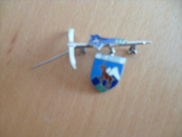 Broche Pin´s émaillée Ancienne Blausee. Alpinisme Et Chamoix. Suisse - Obj. 'Herinnering Van'