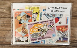 ARTS MARTIAUX Lot De 50 Timbres Tous Differents Neufs Et Oblitérés. Satisfaction Assurée - Sonstige & Ohne Zuordnung