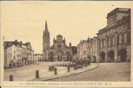 CPA De BAZAS - Cathédrale, Place De La République Et Hôtel De Ville. - Bazas