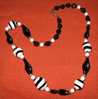 1 Collier Fantaisie Perle En Verre Noir Et Blanche - Necklaces/Chains