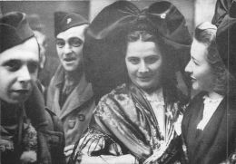 67 Libération De STRASBOURG - 23/11/1944 - Jeunes Alsaciennes Accueillant Les Libérateurs - Strasbourg