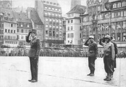67 Libération De STRASBOURG - 23/11/1944 - Première Prise D'Armes Place Kléber - Strasbourg