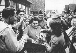 67 Libération De STRASBOURG - 23/11/1944 - Dans Les Faubourgs - La Population Offre Du Vin à Ses Libérateurs - Strasbourg