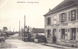 THOUROTTE - LE PASSAGE A NIVEAU -CAFE DE LA GARE -TRES BELLE  CARTE ANIMEE - Thourotte