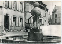 CPSM 63 LA TOUR D AUVERGNE FONTAINE PLACE DE L HOTEL DE VILLE   Grand Format 15 X 10,5 - Otros & Sin Clasificación