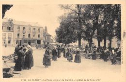¤¤   -  2709   -   LE FAOUET   -  La Place Un Jour De Marché  -  L'Hôtel De La Croix D'Or   -  ¤¤ - Faouët