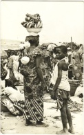 Au Marché De Matadi, Une Noire Qui En Aplein Le Dos Et La Tête.
Congo Belge. - Otros & Sin Clasificación