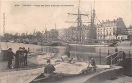 Lorient   56   Bassin Du Commerce   Voilier  Marins Réparant Des Voiles - Lorient