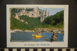 Les Gorges De L'ardeche  Canoes Devant Le Rocher De La Cathedrale   Sports - Otros & Sin Clasificación