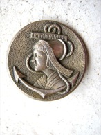 ANCIEN INSIGNE MARINE NATIONALE LE DRAGEUR DE MINES LA DIEPPOISE A.AUGIS ETAT EXCELLENT - Marine