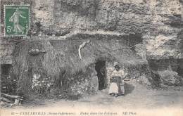 Tancarville   76    Hutte Dans Les Falaises.  Femme Devant Son Habitat Insolite    (voir Scan) - Tancarville