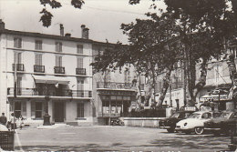 Cpsm 83 LE LUC - (animé) Place De La Liberté - Aronde, Dauphine, Simca) - D17 22 - Le Luc