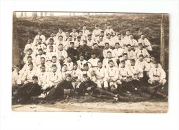 Carte Photo : 42 - Roanne : Groupe De Militaires ( Beaucoup Avec Une Vareuse Blanche ) Posant Dans Un Parc ( ? ) - War 1914-18