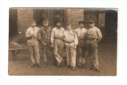 Carte Photo :Soldats (avec Calots , Mais Non En Uniformes Traditionnels ):Enterrement Père 100 2ème Contingent Classe 22 - Regimente