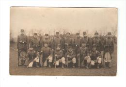 Carte Photo- 18 - Avord ( ? ) [ Cf. Texte Au Dos ] : Groupe De Soldats Posant Avec Armes - Fusil, Cartouchières - War 1914-18