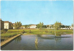 Delcampe - Dépt 63 - ISSOIRE - École D'Enseignement Technique De L'Armée De Terre - Vue Sur La Cour D'Honneur - CPSM 10,3 X 14,8 Cm - Issoire