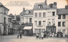 La Bouille  76    La Place  De L'Eglise  Café Et Vente De Cartes Postales - La Bouille