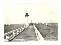 Cp, Bâtiments Et Architecture, Deauville - Trouville (14) - La Jetée Et Les Régates, Voyagée 1962 - Faros