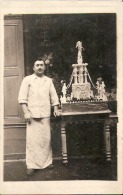 CARTE-PHOTO D'un PATISSIER (M. MERLIN) Présentant Un Souvenir De NOËL Devant Son Magasin De Spécialités - Other & Unclassified