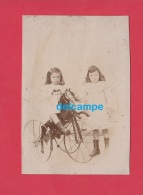 Photo Ancienne - 2 Jeunes Filles Dont Une Sur Tricycle Cheval De Bois - TOP RARE - Radsport