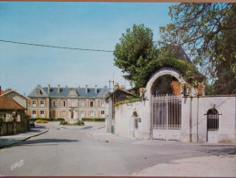 52 - MONTIER En DER - L´Entrée Du Haras National Et L´Ecole Des Garçons. - Montier-en-Der