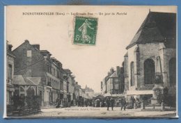 27 - BOURGTHEROULDE --   La Grande Rue - Un Jour De Marché - Bourgtheroulde