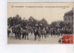VINCENNES - 23e Régiment De Dragons - Cavaliers Dans La Cour Du Quartier - Très Bon état - Vincennes