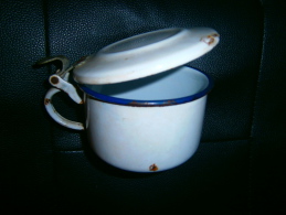 ANCIENNE TASSE FER EMAILLEE AVEC COUVERCLE - Arte Popular