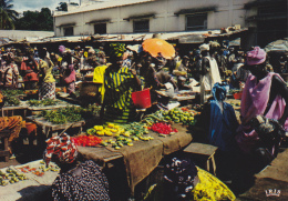 AFRIQUE,Sénégal ,ex Colonie Française,DAKAR,MARKET,Ma Rché Aux Légumes,MAMA,table En Bois,métier - Senegal