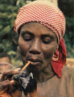 HAÏTI / FEMME FUMANT LA PIPE - Haiti