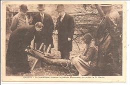 GLOZEL - La Commission Examine La Tablette Découverte ; Au Milieu Le Dr Morlet - Archéologie - Autres & Non Classés